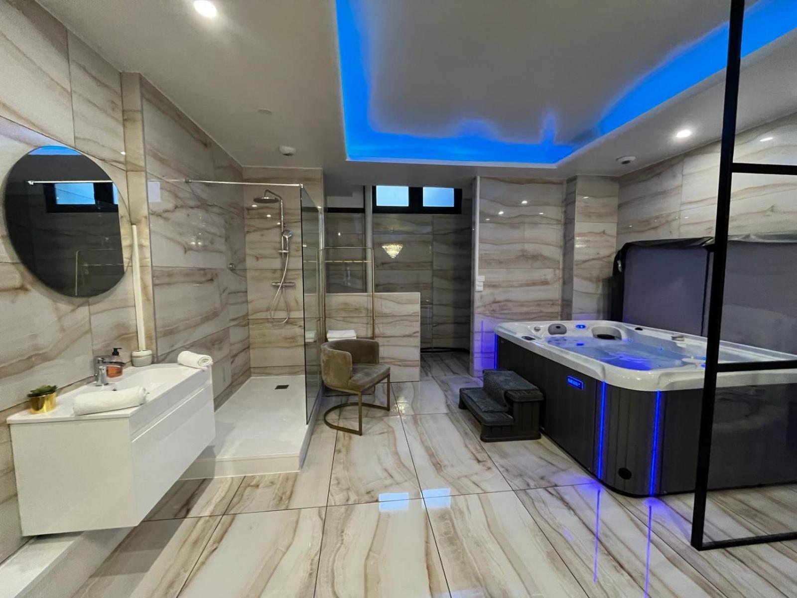 Golden House - Jacuzzi Apartment